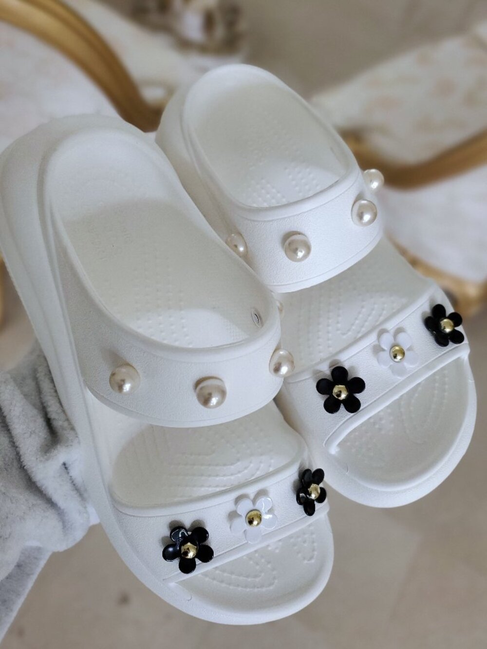 Crocs Classic Crush Sandals Flower and Pearl Jibbitz Charms